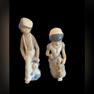 Porcelain Figurines with Blue and White Accents set de two .